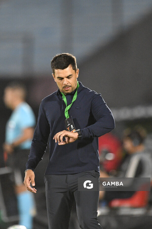 Cristian Chambian, director técnico de Racing, Copa Conmebol Sudamericana. Estadio Centenario.