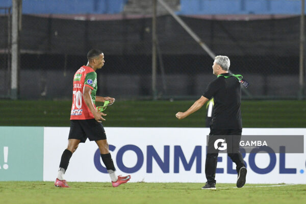 Martín González e Israel Damonte, de Boston River. Copa Conmebol Sudamericana. Estadio Centenario.