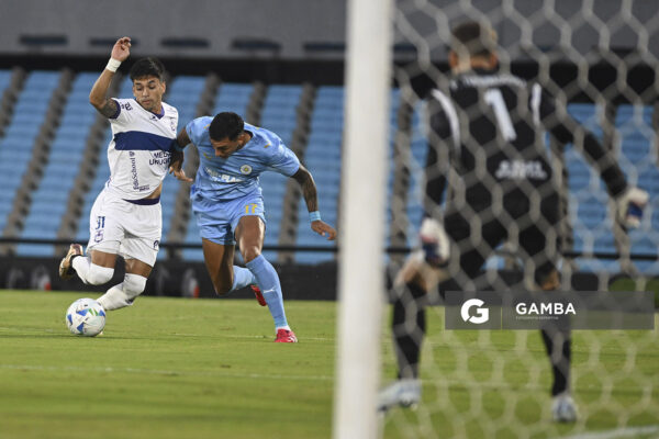 Nicolás Medina, de Defensor Sporting, Copa Conmebol Sudamericana. Estadio Centenario.