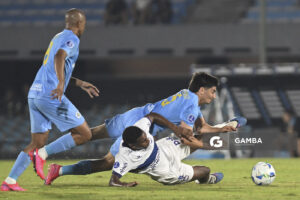 Franco Pizzichillo, de Montevideo City Torque. Mauricio Amaro, de Defensor Sporting. Copa Conmebol Sudamericana. Estadio Centenario.