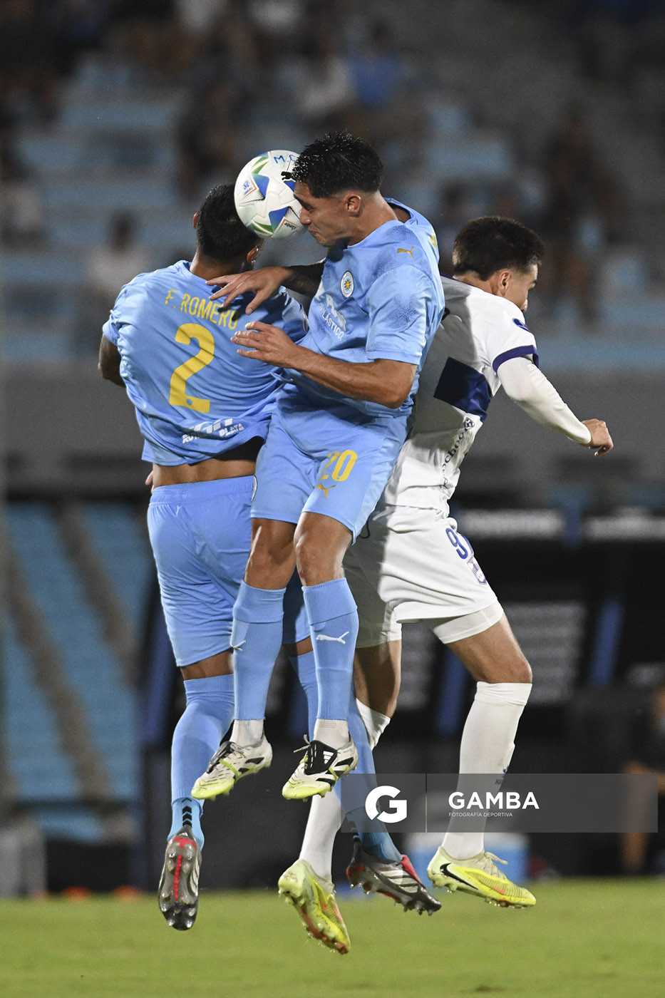 Franco Romero y Gonzalo Montes, de Montevideo City Torque. Copa Conmebol Sudamericana. Estadio Centenario.