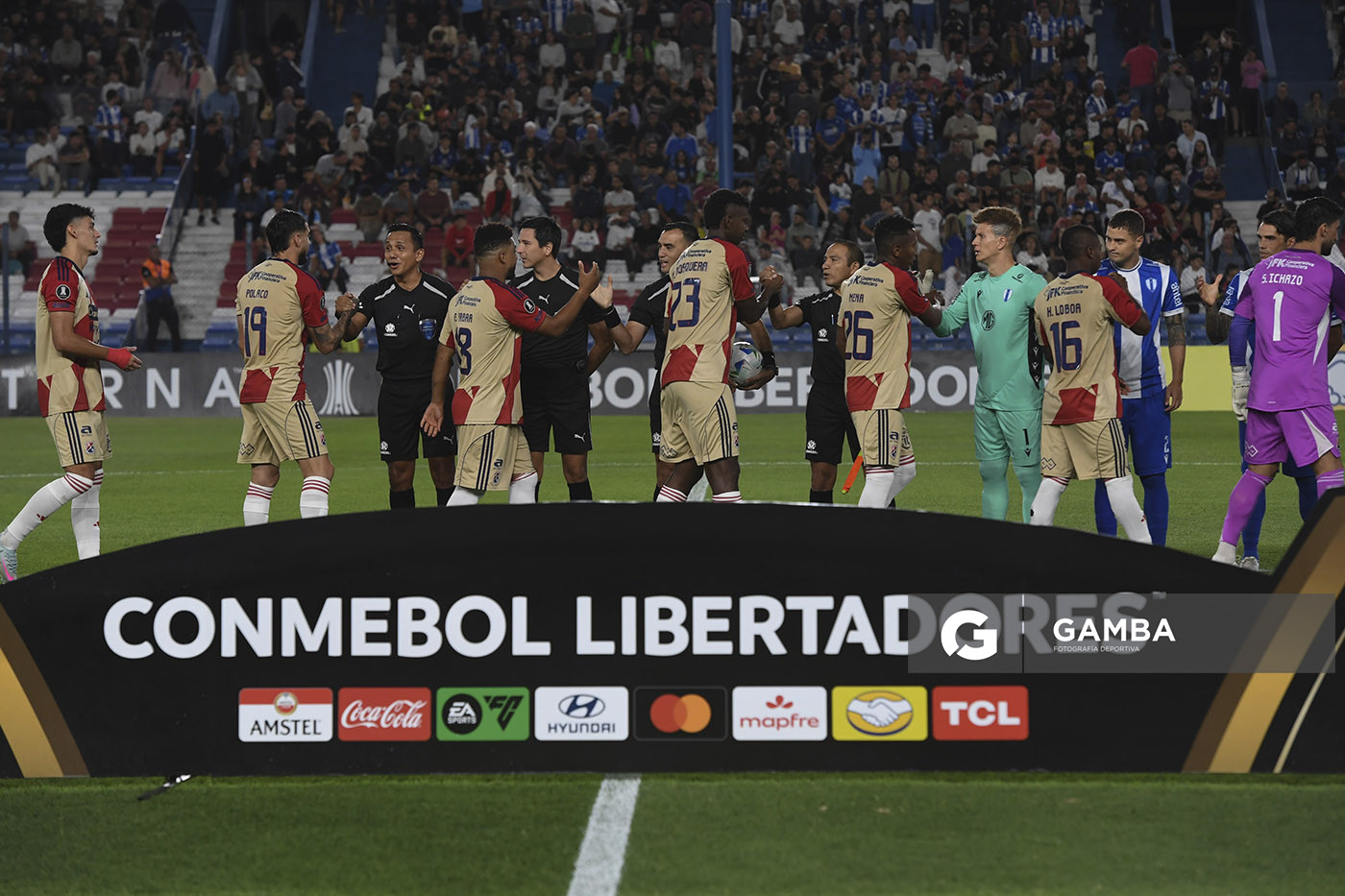 Saludo protocolar. Copa Conmebol Libertadores. Estadio Gran Parque Central.
