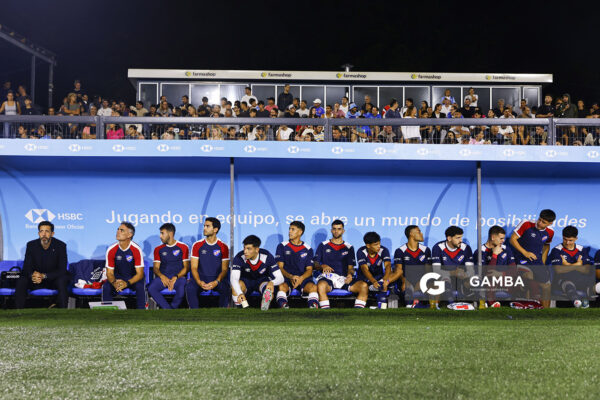 Banco de suplentes de Nacional. Liga AUF Uruguaya. Estadio Charrúa.