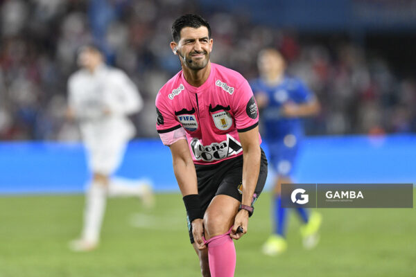 Leodán González, árbitro central, Liga AUF Uruguaya. Estadio Gran Parque Central.