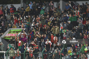 Hinchas de Deportivo Maldonado. Liga AUF Uruguaya. Estadio Domingo Burgueño.