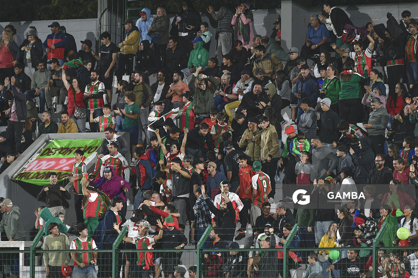 Hinchas de Deportivo Maldonado. Liga AUF Uruguaya. Estadio Domingo Burgueño.