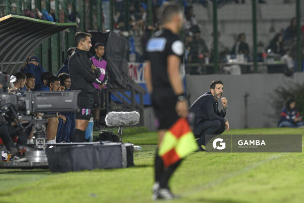 Jorge Bava, director técnico de Nacional, Liga AUF Uruguaya. Estadio Domingo Burgueño.