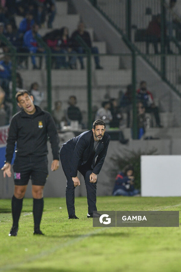 Jorge Bava, director técnico de Nacional, Liga AUF Uruguaya. Estadio Domingo Burgueño.