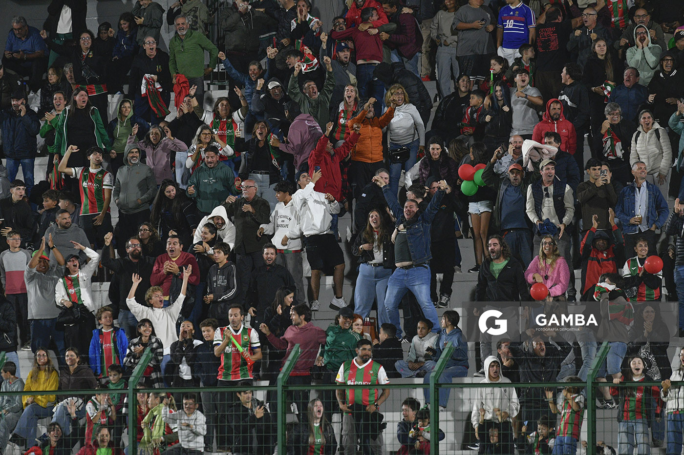 Hinchas de Deportivo Maldonado. Liga AUF Uruguaya. Estadio Domingo Burgueño.