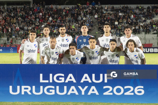 Titulares de Nacional. Liga AUF Uruguaya. Estadio Domingo Burgueño.