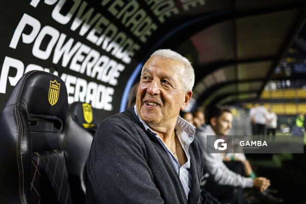 Gustavo Ferrín, Director Deportivo y director técnico interino de Liverpool, Liga AUF Uruguaya. Estadio Campeón del Siglo.