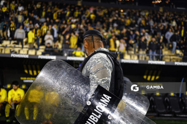Efectivo de la Guardia Republicana. Liga AUF Uruguaya. Estadio Campeón del Siglo.
