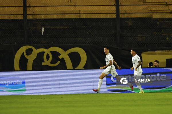 Rúben Bentancourt, de Liverpool, Liga AUF Uruguaya. Estadio Campeón del Siglo.