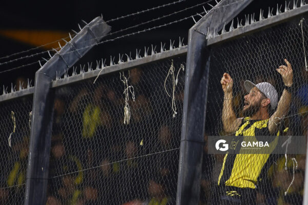 Hinchas de Peñarol. Liga AUF Uruguaya. Estadio Campeón del Siglo.