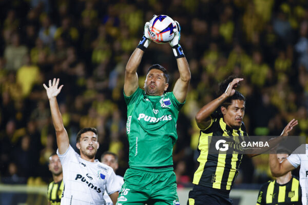 Martín Campaña, golero de Liverpool, Liga AUF Uruguaya. Estadio Campeón del Siglo.
