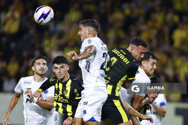 Enzo Castillo, de Liverpool, Liga AUF Uruguaya. Estadio Campeón del Siglo.