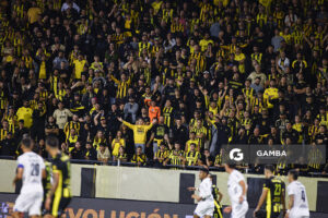 Hinchas de Peñarol. Liga AUF Uruguaya. Estadio Campeón del Siglo.
