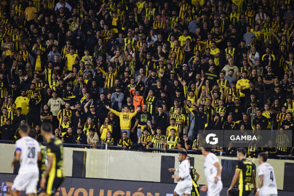Hinchas de Peñarol. Liga AUF Uruguaya. Estadio Campeón del Siglo.