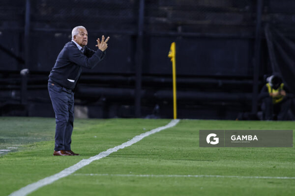 Gustavo Ferrín, Director Deportivo y director técnico interino de Liverpool, Liga AUF Uruguaya. Estadio Campeón del Siglo.