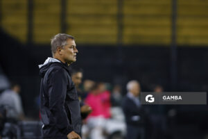 Diego Aguirre, director técnico de Peñarol, Liga AUF Uruguaya. Estadio Campeón del Siglo.