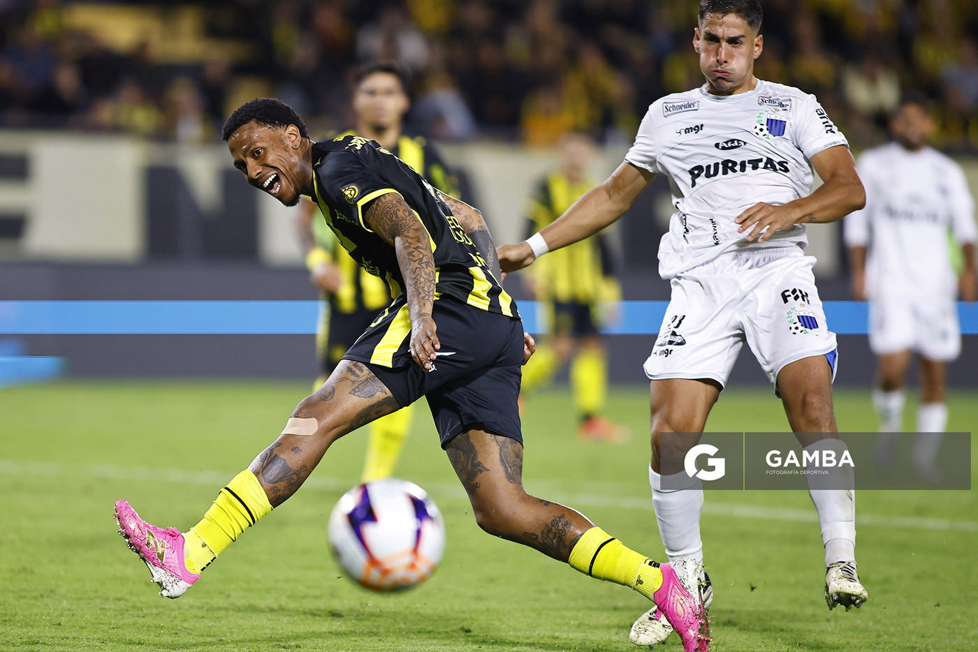 Abel Hernández, de Peñarol, Liga AUF Uruguaya. Estadio Campeón del Siglo.