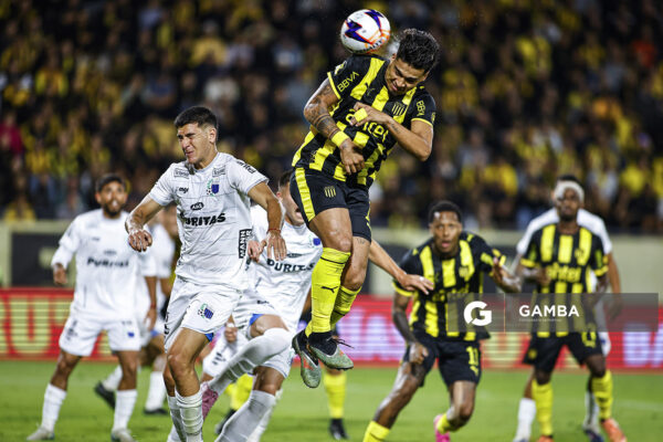 Matías Arezo, de Peñarol, Liga AUF Uruguaya. Estadio Campeón del Siglo.
