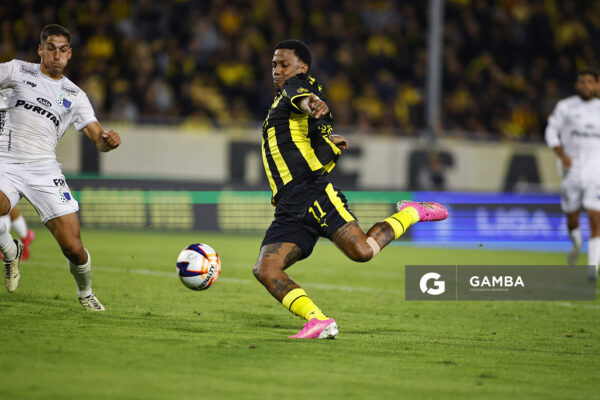 Abel Hernández, de Peñarol, Liga AUF Uruguaya. Estadio Campeón del Siglo.