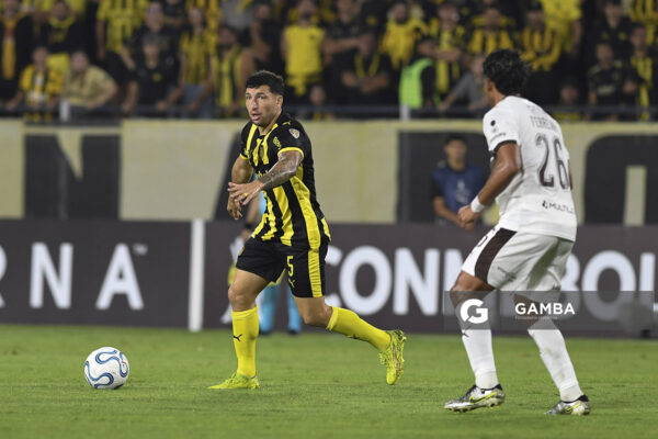 Eric Remedi, de Peñarol, Copa Conmebol Libertadores. Estadio Campeón del Siglo.