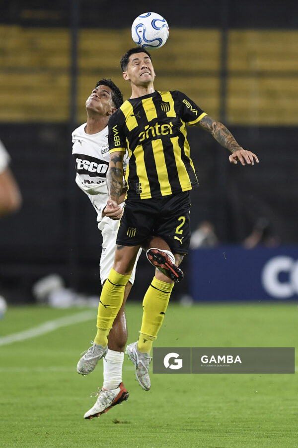 Franco Escobar, de Peñarol, Copa Conmebol Libertadores. Estadio Campeón del Siglo.