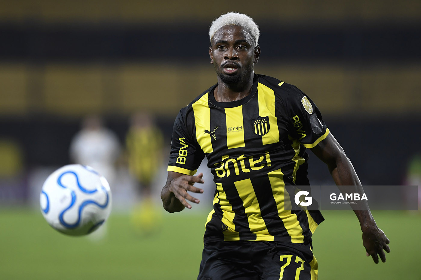 Luis Angulo, de Peñarol, Copa Conmebol Libertadores. Estadio Campeón del Siglo.