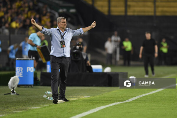Diego Aguirre, director técnico de Peñarol, Copa Conmebol Libertadores. Estadio Campeón del Siglo.