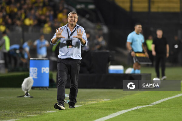 Diego Aguirre, director técnico de Peñarol, Copa Conmebol Libertadores. Estadio Campeón del Siglo.