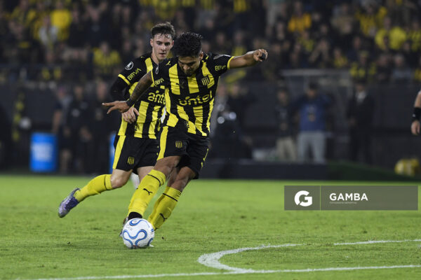 Matías Arezo, de Peñarol, žnnCopa Conmebol Libertadores. Estadio Campeón del Siglo.