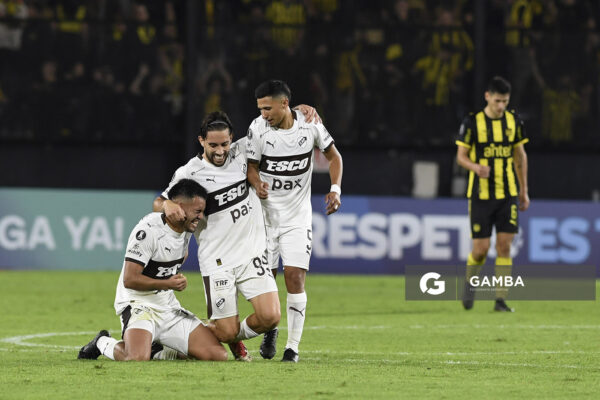 Franco Amarfil, Gonzalo Lencina, e Iván Gómez, de Platense. Copa Conmebol Libertadores. Estadio Campeón del Siglo.