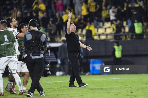 Walter Zunino, director técnico de Platense, Copa Conmebol Libertadores. Estadio Campeón del Siglo.