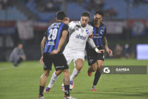 Sebastián Coates, de Nacional, Liga AUF Uruguaya. Estadio Centenario.