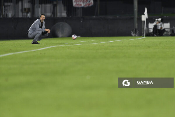 Jorge Bava, director técnico de Nacional, Liga AUF Uruguaya. Estadio Centenario.
