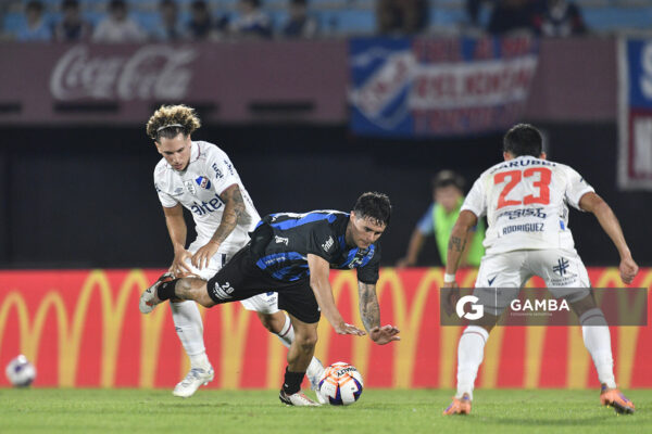 Ezequiel Olivera, de Liverpool, Liga AUF Uruguaya. Estadio Centenario.