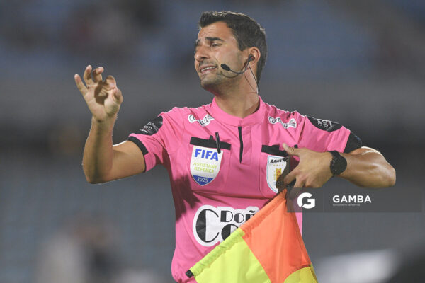 Carlos Barreiro, primer árbitro asistente, Liga AUF Uruguaya. Estadio Centenario.