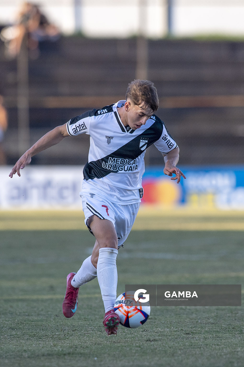 Enzo Cabrera, de Danubio, Liga AUF Uruguaya. Estadio María Mincheff de Lazaroff.