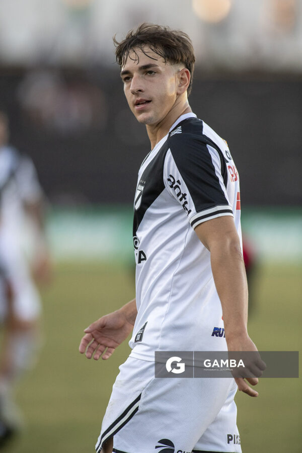 Enzo Cabrera, de Danubio, Liga AUF Uruguaya. Estadio María Mincheff de Lazaroff.