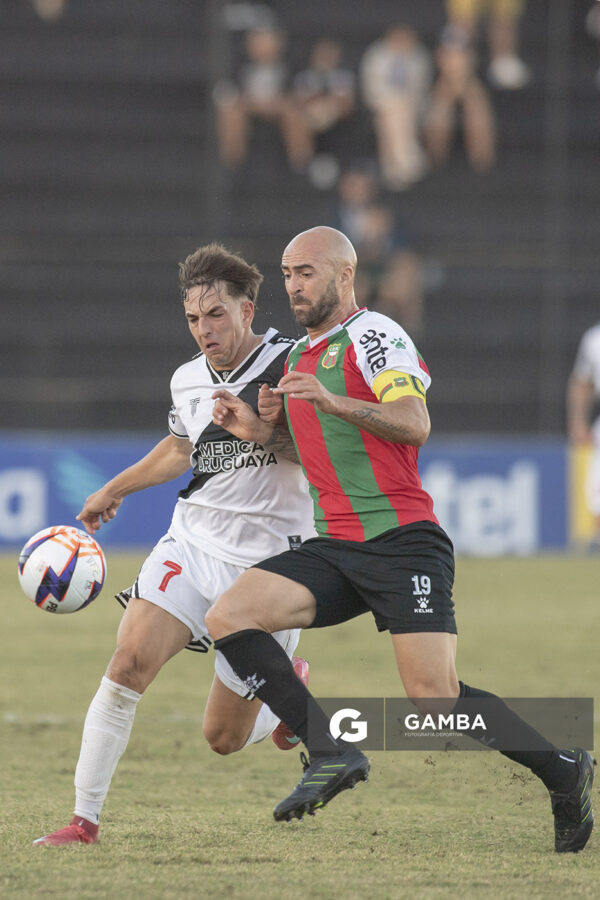 Enzo Cabrera, de Danubio. Facundo Tealde, de Deportivo Maldonado. Liga AUF Uruguaya. Estadio María Mincheff de Lazaroff.