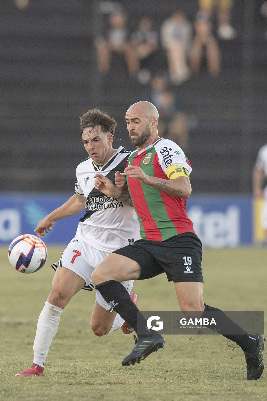 Enzo Cabrera, de Danubio. Facundo Tealde, de Deportivo Maldonado. Liga AUF Uruguaya. Estadio María Mincheff de Lazaroff.