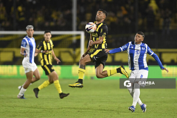 Maximiliano Olivera, de Peñarol, Liga AUF Uruguaya. Estadio Campeón del Siglo.