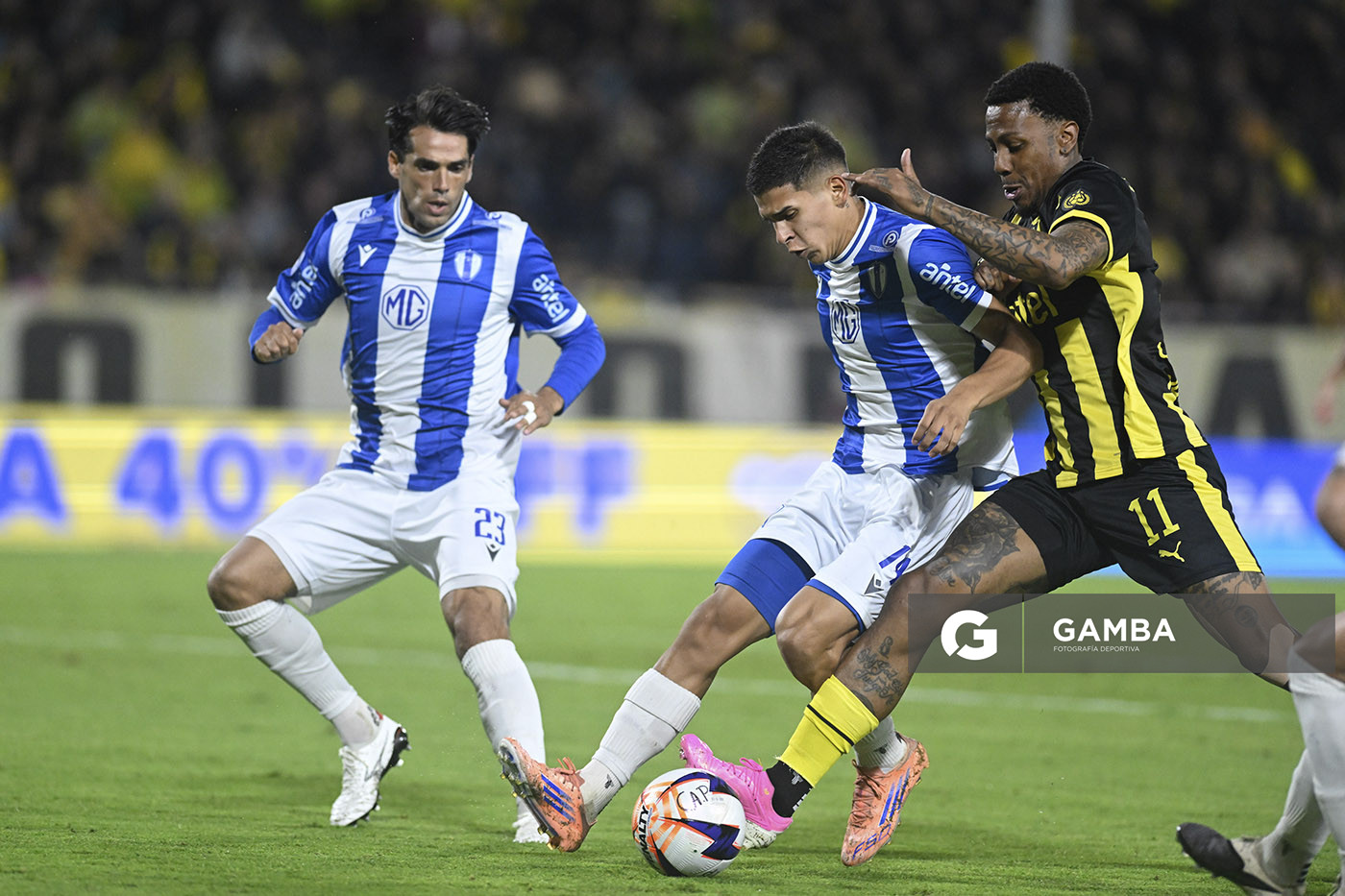Abel Hernández, de Peñarol, Liga AUF Uruguaya. Estadio Campeón del Siglo.