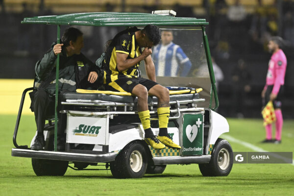 Maximiliano Olivera, de Peñarol, Liga AUF Uruguaya. Estadio Campeón del Siglo.