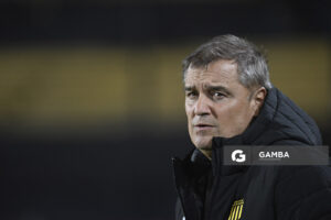 Diego Aguirre, director técnico de Peñarol, Liga AUF Uruguaya. Estadio Campeón del Siglo.