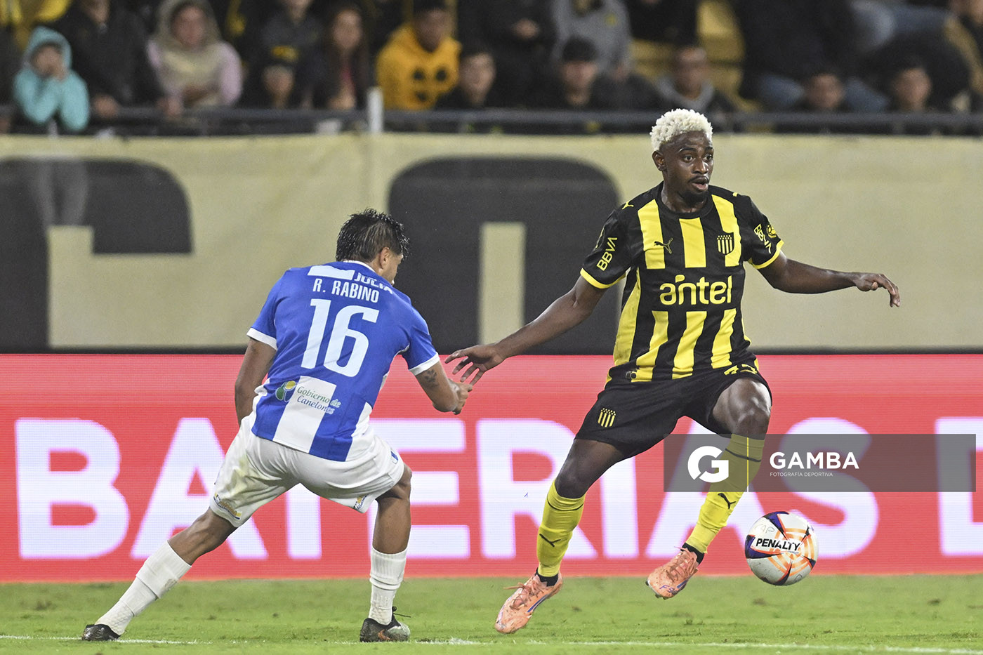 Luis Angulo, de Peñarol, Liga AUF Uruguaya. Estadio Campeón del Siglo.