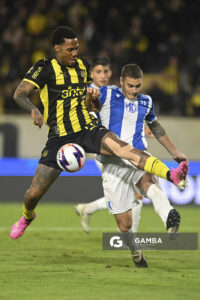Abel Hernández, de Peñarol, Liga AUF Uruguaya. Estadio Campeón del Siglo.