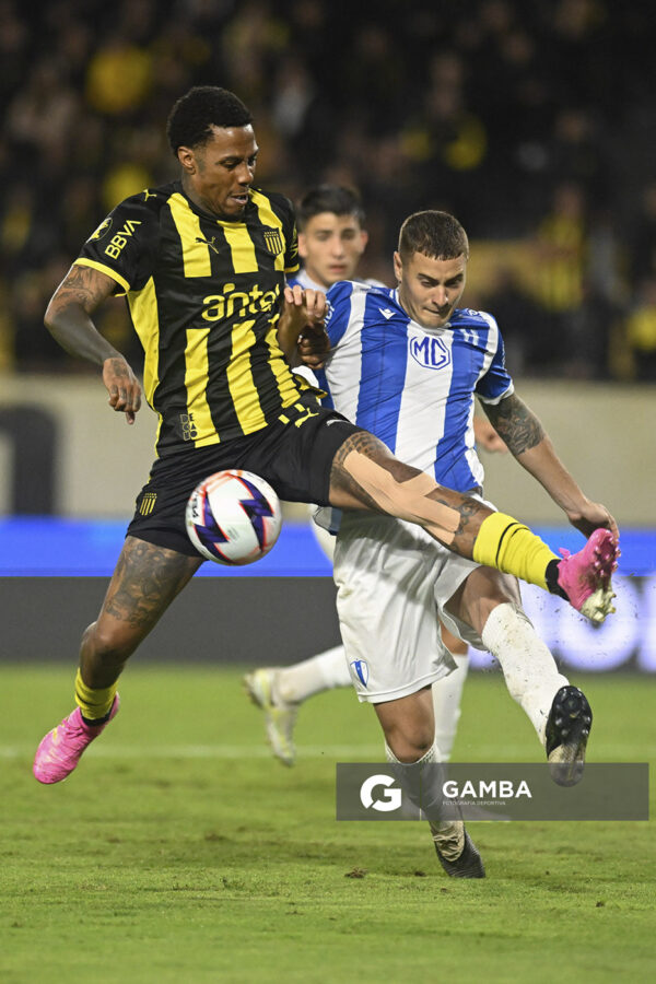 Abel Hernández, de Peñarol, Liga AUF Uruguaya. Estadio Campeón del Siglo.